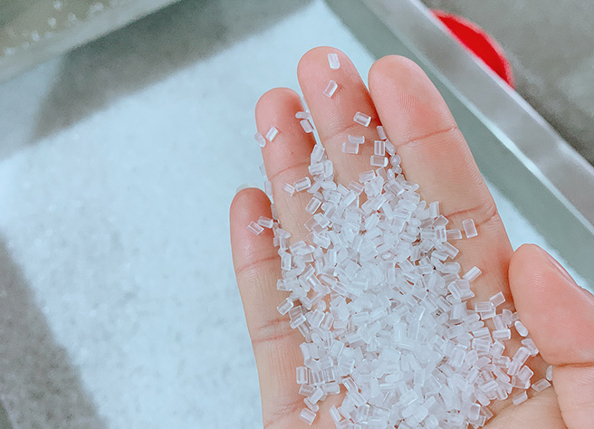 料子表面光滑，颗粒大小均匀。