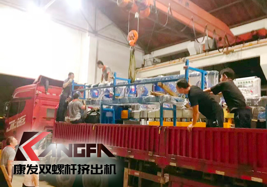 总装车间：众志成城齐奋战 全力以赴保发货 确保双螺杆挤出机设备按期交付至顾客手中。