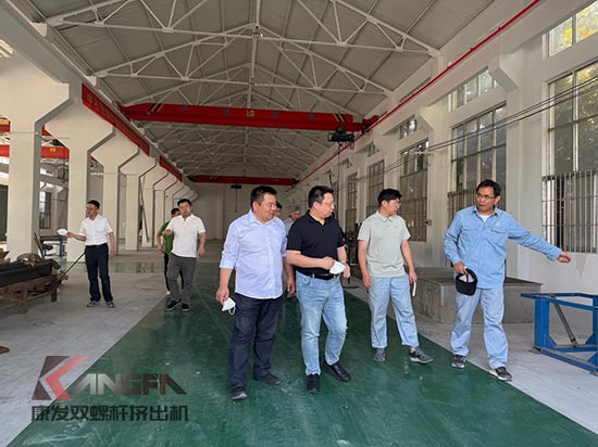 中石化石科院院长李明丰率队莅临康发双螺杆造粒机调研废塑料循环利用项目