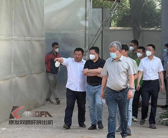 中石化石科院院长李明丰率队莅临康发双螺杆造粒机调研废塑料循环利用项目